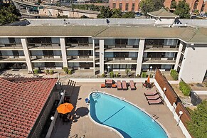 Vagabond Inn Executive Old Town