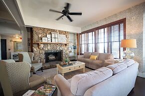 Elizabeth Pointe Lodge