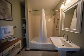 Elizabeth Pointe Lodge