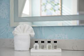 Elizabeth Pointe Lodge