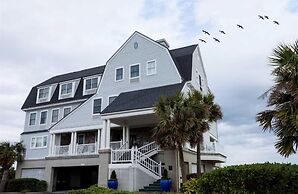 Elizabeth Pointe Lodge