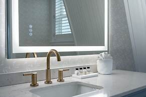 Elizabeth Pointe Lodge