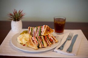 Elizabeth Pointe Lodge