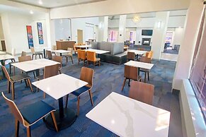 La Quinta Inn & Suites by Wyndham South Holland