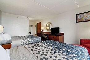 Econo Lodge Inn & Suites