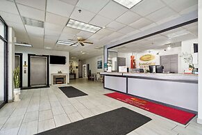 Econo Lodge Inn & Suites