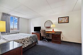 Econo Lodge Inn & Suites