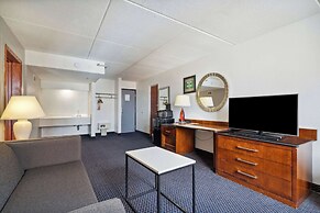 Econo Lodge Inn & Suites