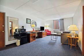 Econo Lodge Inn & Suites