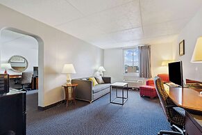 Econo Lodge Inn & Suites