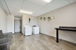 Econo Lodge Inn & Suites