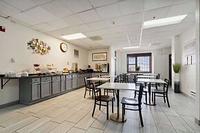 Econo Lodge Inn & Suites