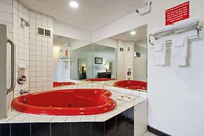 Econo Lodge Inn & Suites