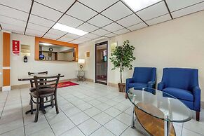 Econo Lodge Hays I-70