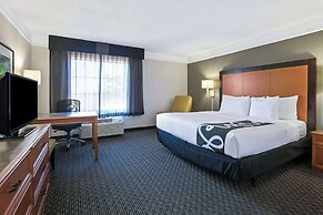 La Quinta Inn & Suites by Wyndham Dallas Arlington South