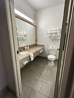 Country Inn & Suites by Radisson, Grand Rapids Airport, MI