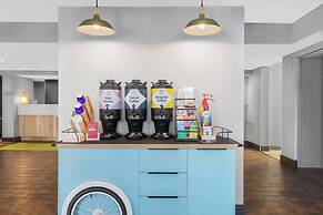 Spark by Hilton Bakersfield Central