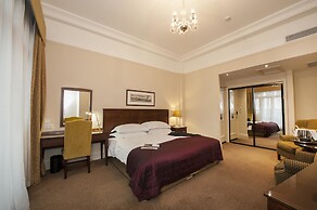 Macdonald Burlington Hotel