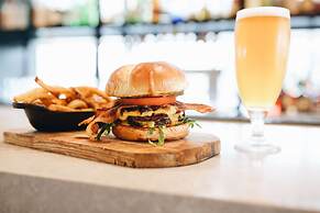 The Chattanoogan Hotel, Curio Collection by Hilton