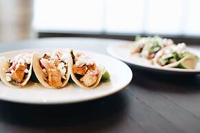 The Chattanoogan Hotel, Curio Collection by Hilton