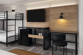 Aiden by Best Western Newark Airport