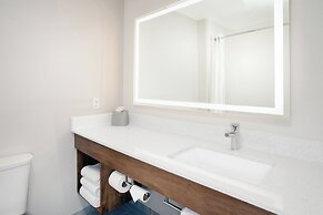 Holiday Inn Express & Suites Port Washington by IHG