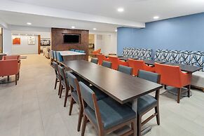 Holiday Inn Express & Suites Port Washington by IHG