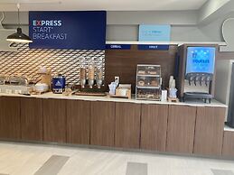 Holiday Inn Express & Suites Port Washington by IHG