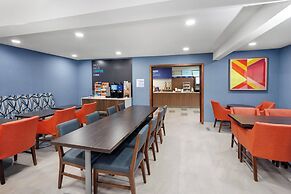Holiday Inn Express & Suites Port Washington by IHG