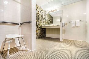 Econo Lodge Inn & Suites