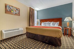 Econo Lodge Inn & Suites
