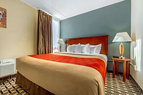 Econo Lodge Inn & Suites