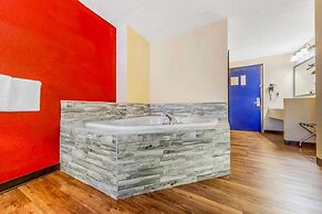 Econo Lodge Inn & Suites