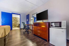 Econo Lodge Inn & Suites