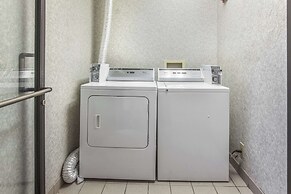 Econo Lodge Inn & Suites