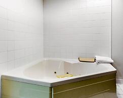 Econo Lodge Inn & Suites