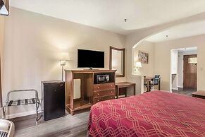 Econo Lodge Inn & Suites