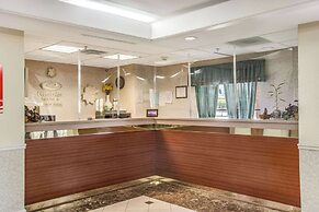 Econo Lodge Inn & Suites