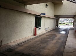 Days Inn & Suites by Wyndham Monroe