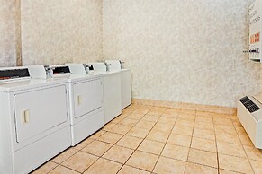 Days Inn & Suites by Wyndham Monroe