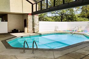 Econo Lodge Airport - Holland