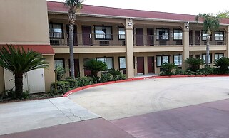 Red Roof Inn & Suites Houston - Humble/IAH Airport