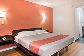 Motel 6 Fort Worth, TX - Seminary