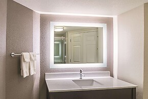 La Quinta Inn & Suites by Wyndham Fort Worth North