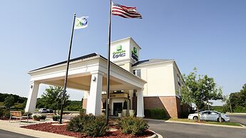 Holiday Inn Express & Suites Delafield, an IHG Hotel