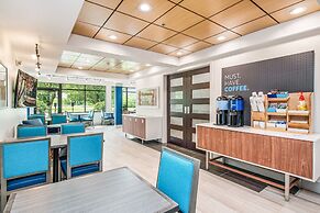 Holiday Inn Express & Suites Delafield by IHG