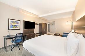 Holiday Inn Express & Suites Delafield by IHG