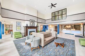 Holiday Inn Express & Suites Delafield by IHG