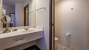 Charlevoix Inn & Suites SureStay Collection by Best Western