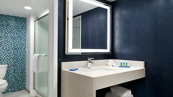 Holiday Inn Express Williamsbrg Busch Gardens Area by IHG